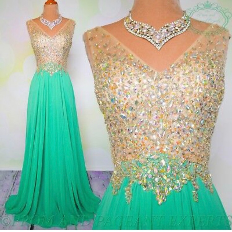 Beautiful Green Evening Gown With Tulle And Crystals